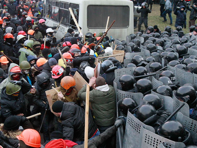 Митингующие в Киеве подошли к кордонам милиции в правительственном квартале