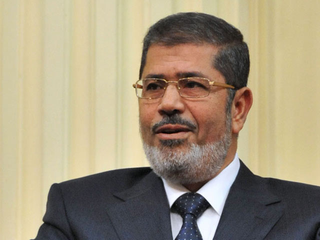 Экс-президента Египта Мурси будут судить за оскорбление судей и давлении на суд