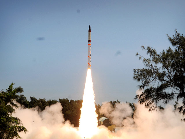 Индия в понедельник провела успешное испытание баллистической ракеты "Агни-4" (Agni-IV) средней дальности класса "земля-земля", способной нести ядерную боеголовку весом в одну тонну