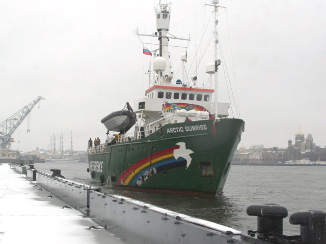 Российские следственные органы начали процедуру возвращения залогов и личных вещей членам экипажа судна Arctic Sunrise, амнистированным после участия в акции Greenpeace в Печорском море у платформы "Приразломная"