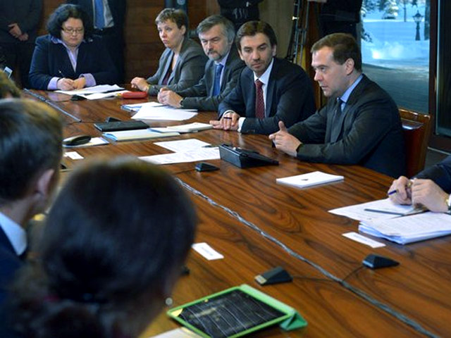 Власти РФ уже отреагировали на обновление рейтинга - премьер Дмитрий Медведев на вчерашней встрече с членами экспертного совета при правительстве назвал эту новость от Bloomberg "приятной"