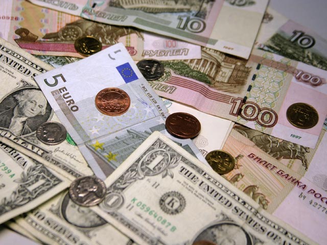 Россиянам советуют перевести свои сбережения в валюту, но долларового ажиотажа пока нет