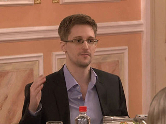 Бывший сотрудник американских спецслужб Эдвард Сноуден провел первую с июня 2013 года "живую" сессию ответов на вопросы интернет-пользователей