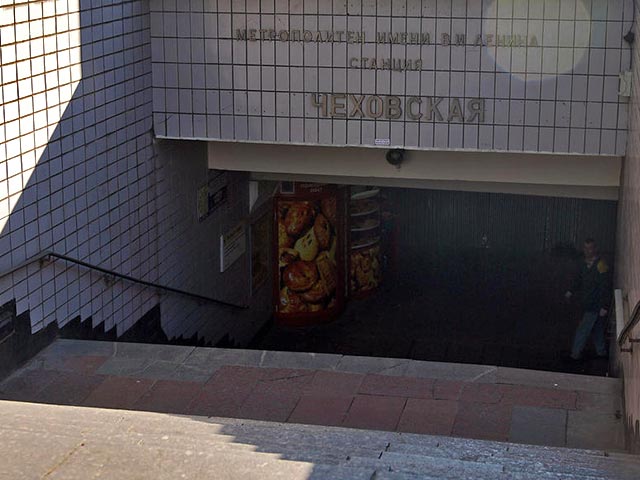 Столичные полицейские ищут грабителей, которые ранили из пистолета прохожего и похитили сумку с крупной суммой денег. Преступление было совершено в подземном переходе рядом со входом на станцию метрополитена "Чеховская"