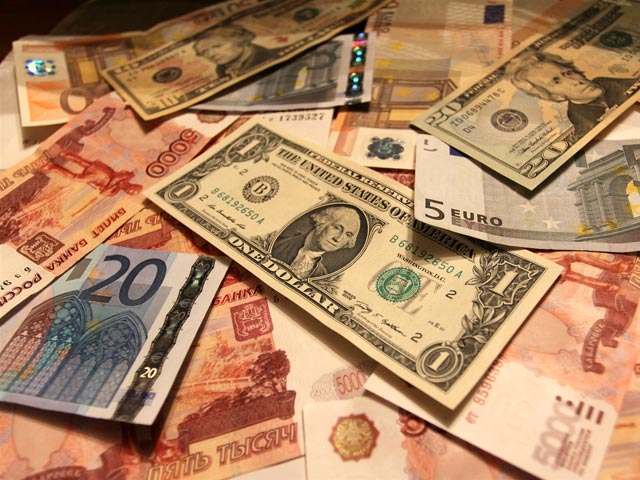 Курс европейской валюты преодолел рубеж в 47 рублей впервые за пять лет и приблизился к своему историческому максимуму, доллар также вырос по отношению к рублю
