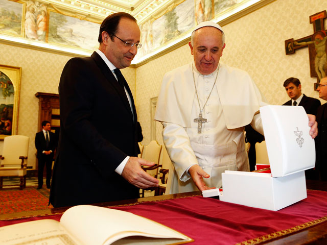 Папа Римский принял в Ватикане президента Франции
