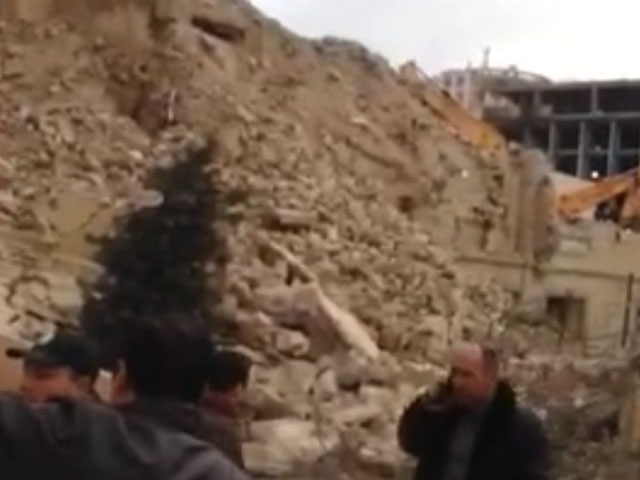 В Баку выселенная пятиэтажка обрушилась на дорогу, есть жертвы