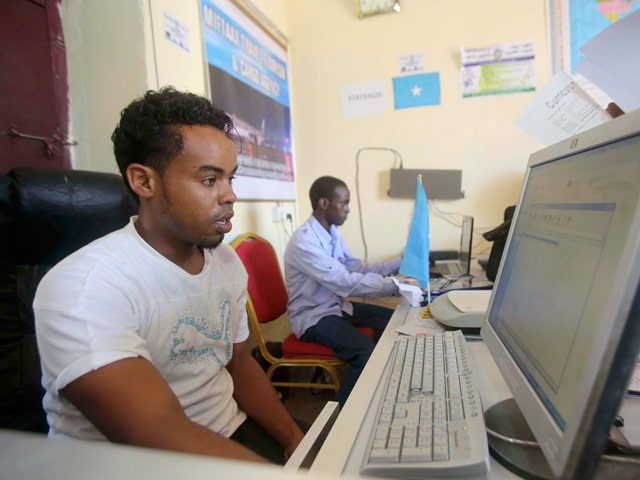 В контролируемых исламистской группировкой "Аш-Шабаб" регионах Сомали в субботу отключен интернет. Местная телекоммуникационная компания Hormuud Telecom прекратила передачу данных в субботу