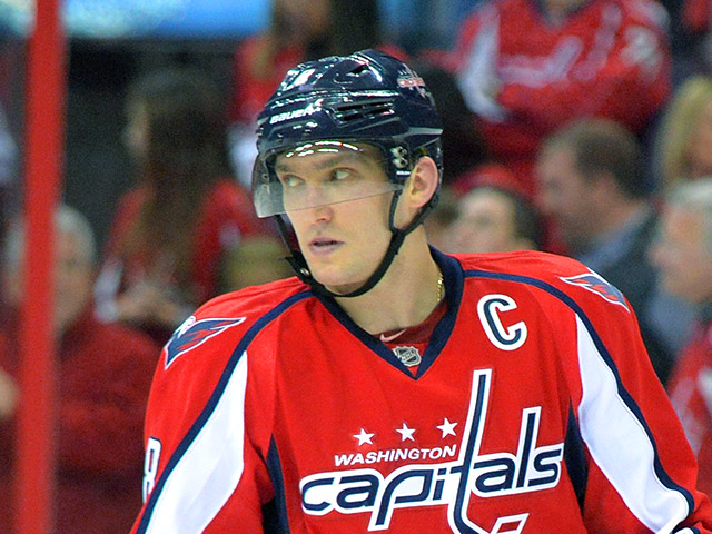 Игрок хоккейной сборной России Александр Овечкин, пропустивший два матча НХЛ из-за травмы паха, вернулся в состав "Вашингтона"