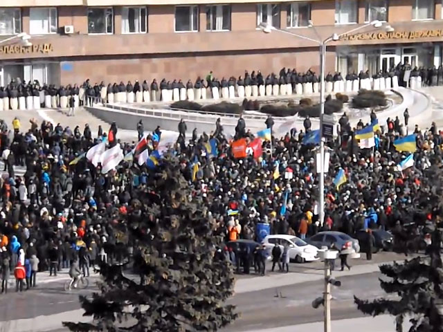 На Украине у здания обладминистрации в городе Запорожье собрался многотысячный митинг, участники которого пытались занять здание, как это произошло уже в десятке регионов страны