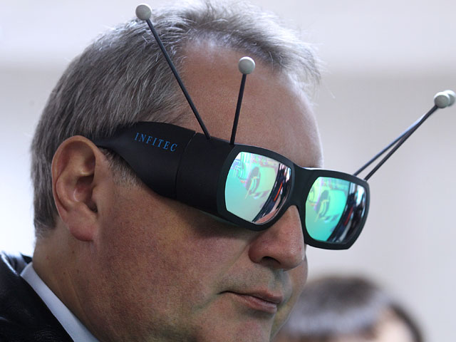 Заместитель председателя правительства РФ Дмитрий Рогозин в очках для 3D проектирования, 24 октября 2013 г.