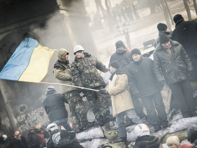 Послы европейских государств, США и Канады прошлись по площади Независимости (Майдану) в Киеве и проинспектировали Дом профсоюзов