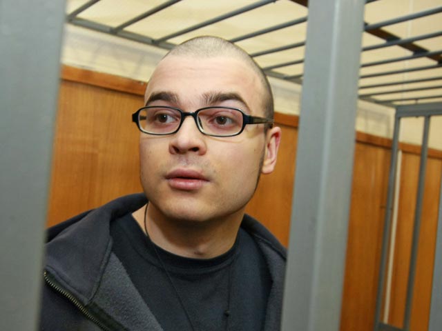 Задержанный на Кубе националист Максим Марцинкевич, более известный под псевдонимом Тесак, был доставлен на самолете в Москву, где его задержали сотрудники правоохранительных органов