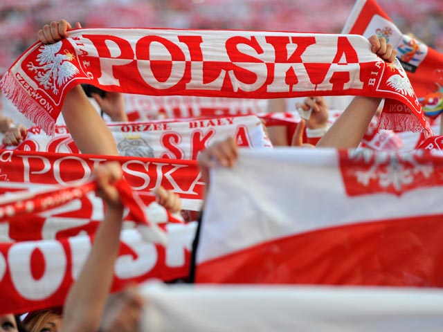 Несколько десятков националистов выкрикивали лозунги, направленные против израильтян, размахивая при этом красно-белыми национальными польскими флагами