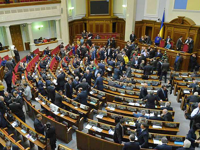 Утром во вторник (около полудня по московскому времени) Верховная Рада Украины собралась на внеочередное заседание, итогом которого, как ожидается, будут приняты решения относительно договоренностей, достигнутых между властями страны и лидерами оппозиции