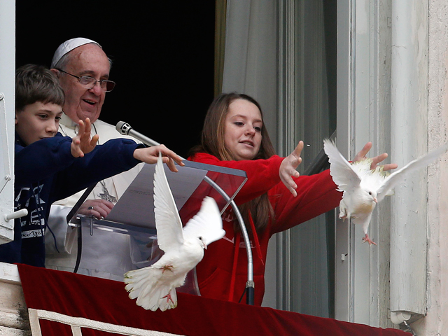 Итальянская организация защитников животных ENPA (Ente Nazionale Protezione Animali) обратилась к Папе Римскому Франциску с просьбой прекратить выпускать голубей с балкона его резиденции в Риме