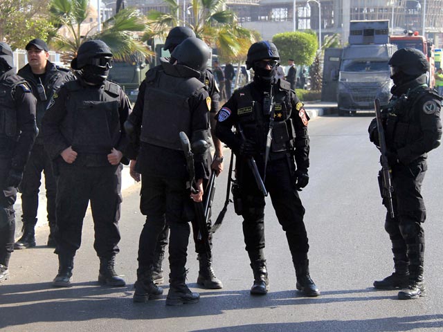 В Каире произошло убийство руководителя технического отдела МВД. Генерал-майор полиции Мохамед аль-Саид был застрелен на пороге собственного дома. Кто именно убил Мохамеда аль-Саида, пока достоверно неизвестно