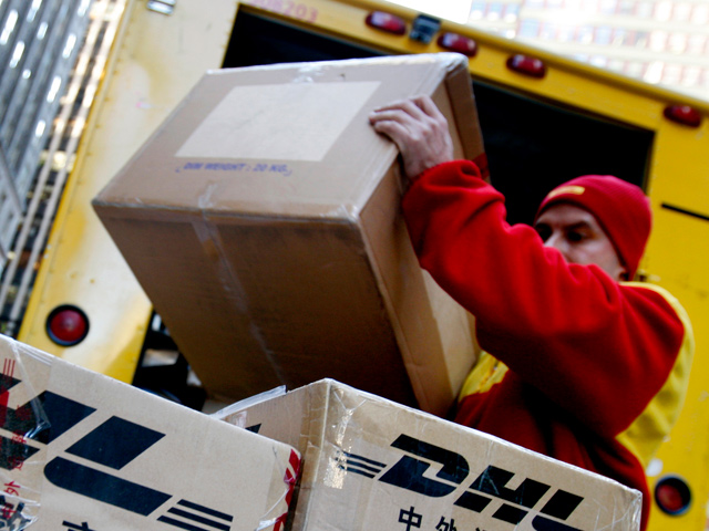 Компания по доставке грузов DHL Express планирует снова доставлять посылки физическим лицам в России