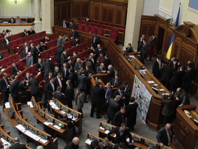 Парламент Украины, после двухчасового перерыва, принял без обсуждения законопроект об амнистии, автором которого является член Партии регионов Юрий Мирошниченко