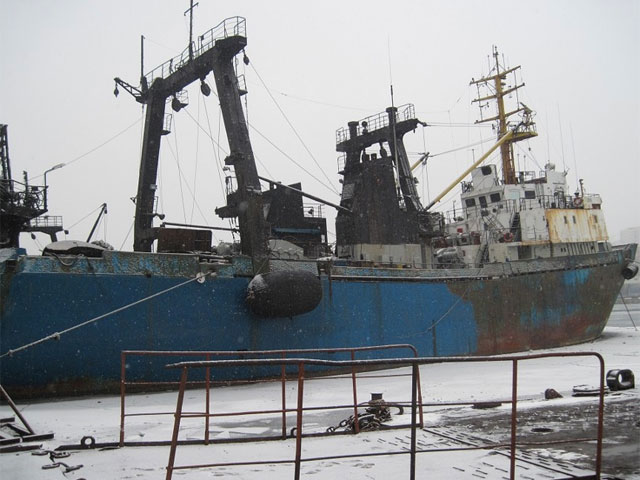 Преступление было совершено в среду на борту морского тралового судна "Орчик-2". Оно было пришвартовано на территории Диомидовского судоремонтного завода
