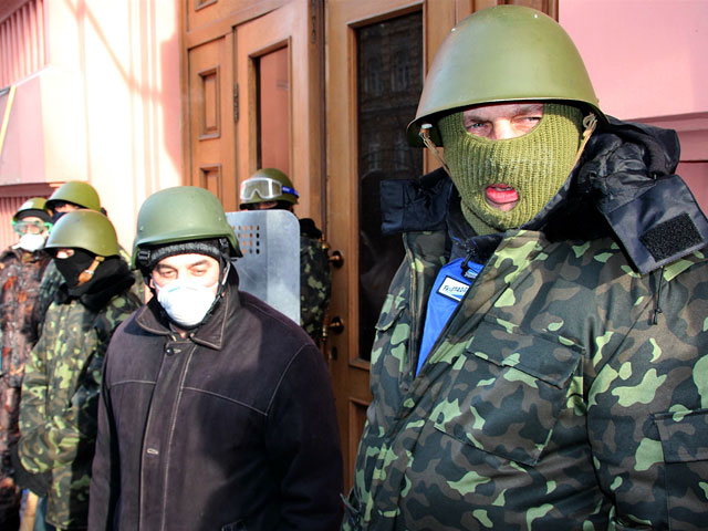 В Киеве коммунальщики просят митингующих освободить здания госвласти - не по амнистии, а из-за морозов