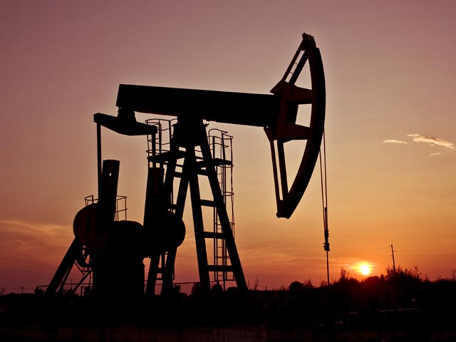 Нефть дорожает днем в четверг на данных министерства энергетики США, указавших на снижение запасов дистиллятов в стране