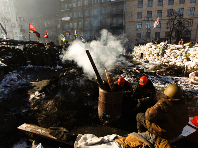 Киевские демонстранты не собираются разбирать свои баррикады, как того требует принятый накануне Верховной Радой закон об амнистии участников киевских протестов, и ждет от власти освобождения демонстрантов "в одностороннем порядке"