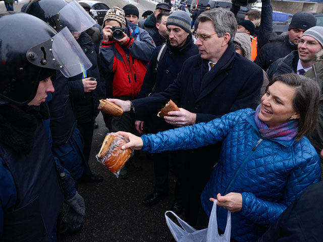 В декабре прошлого года Нуланд уже приезжала на Украину и лично раздавала выпечку протестующим на Майдане. Булочки тогда достались и курсантам МВД, стоявшим в оцеплении