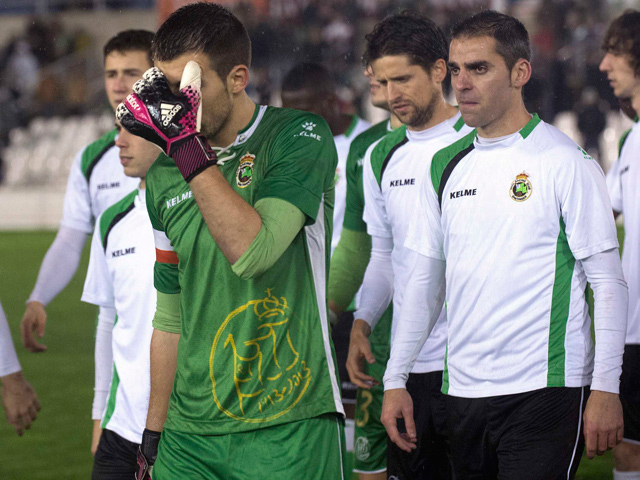 Футболисты клуба "Расинг" из Сантандера, недовольные руководством и отсутствием денег в команде, бойкотировали ответный четвертьфинал Кубка Испании против "Реала Сосьедад"