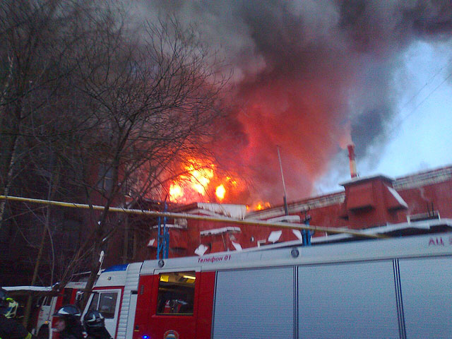 На юго-западе Москвы горит административное здание: площадь пожара достигает 2500 метров