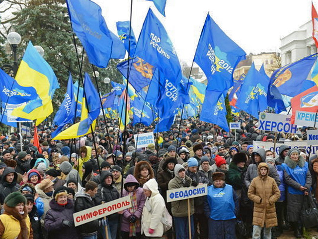 Внеочередной Всеукраинский слет руководителей первичных организаций Партии регионов принял решение о создании Всеукраинского общественного союза "Украинский фронт". Фронт будет "зачищать" украинскую землю от оккупантов
