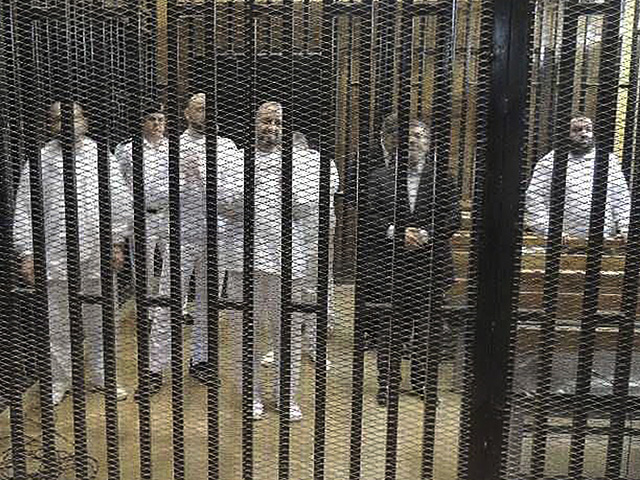 1 февраля в египетской столице возобновился суд над лидерами исламистского движения "Братья-мусульмане". Их обвиняют в подстрекательстве к насилию в декабре 2012 года, когда исламисты атаковали оппозиционеров перед президентским дворцом