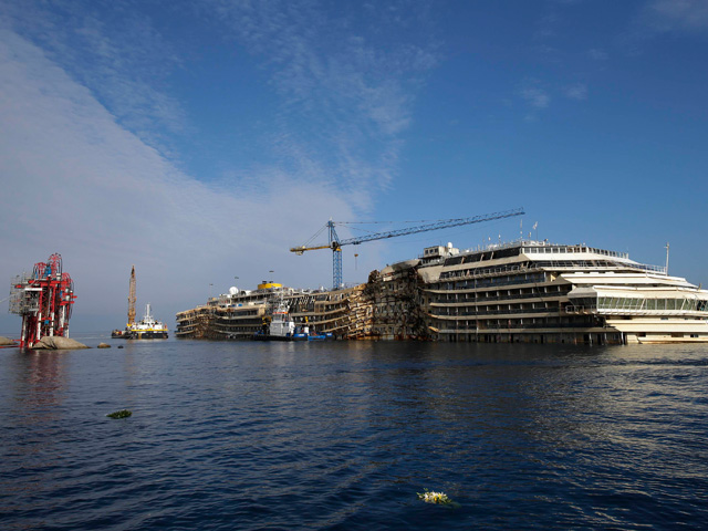 Водолаз погиб в Италии во время подводных работ в районе места крушения круизного лайнера Costa Concordia, натолкнувшегося на рифы в январе 2012 года