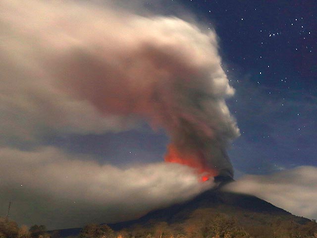 Уже по меньшей мере 16 человек стали жертвами извержения вулкана Синабунг на индонезийском острове Суматра