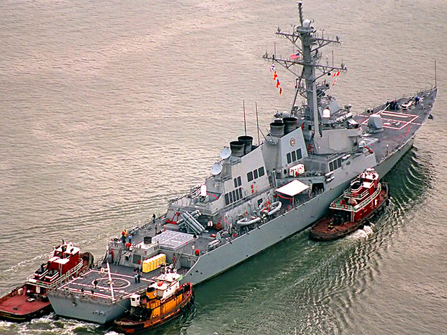 Два американских военных корабля - ракетный эсминец USS Ramage (DDG-61) и корабль управления шестого флота США Mount Whitney - вошли в Черное море