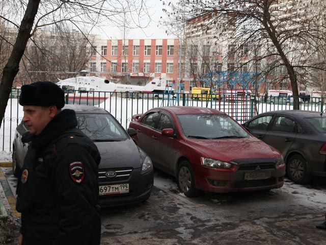 Сотрудники полиции возле московской школы &#8470; 263, куда проник вооруженный старшеклассник