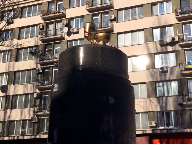 В центре Киева место разбитого ранее памятника Владимиру Ленину занял позолоченный унитаз