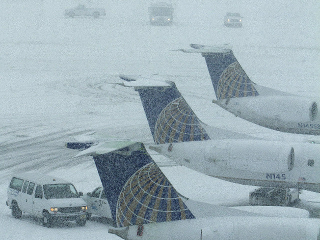 Обрушившийся на Нью-Йорк снегопад стал причиной отмены более 1,2 тысячи рейсов
