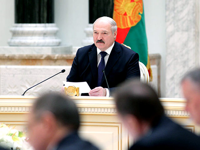 Президент Белоруссии Александр Лукашенко подверг жесткой критике состояние день в промышленности, которое характеризуется снижением экспорта, падением темпов производства, ростом складских запасов, увеличением дебиторской задолженности