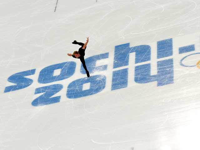 Олимпийский чемпион Игр-2006 по фигурному катанию Евгений Плющенко впервые после приезда на Олимпийские игры посетил официальную тренировку на льду сочинской арены "Айсберг", где исполнил несколько четверных прыжков