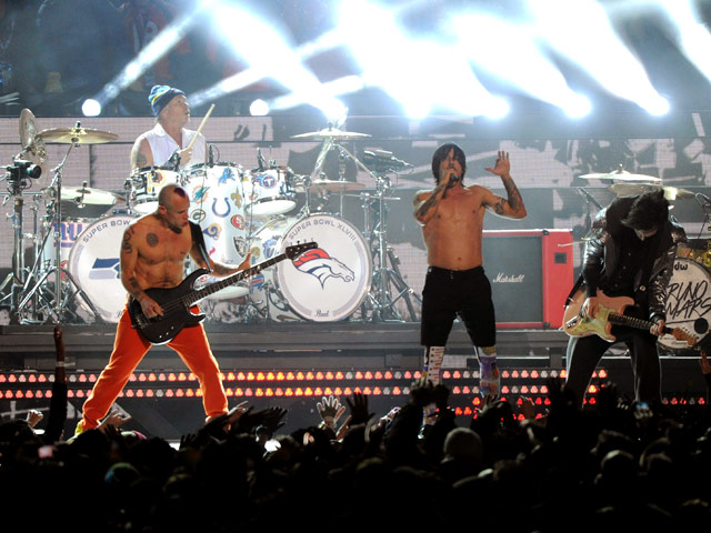 Во время концерта в перерыве матча "Супербоул 2014" инструменты группы Red Hot Chili Peppers были не подключены и музыканты только делали вид, что играли