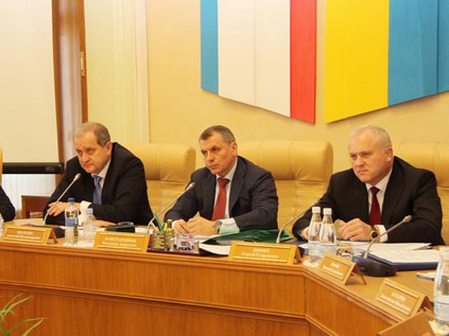 В минувшую среду в ходе заседания президиума Верховного совета Республики Крым несколько депутатов выступили с предложением попросить Москву защитить "незыблемость статуса крымской автономии"