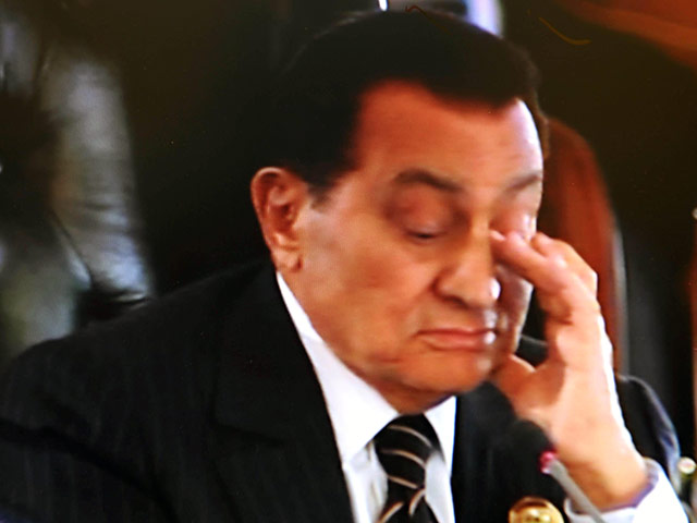 Экс-президент Египта Хосни Мубарак сообщил накануне кувейтской писательнице и публицисту Фаджр ас-Саид, которая навестила его в госпитале вооруженных сил в Каире, что в случае помилования он совершит умру (малый хадж) к святым местам ислама