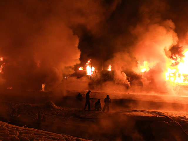 После ЧП в Кировской области, где накануне сошли с рельсов и загорелись несколько десятков вагонов с конденсатом сжиженного газа, сотни железнодорожников занимаются ликвидацией последствий инцидента