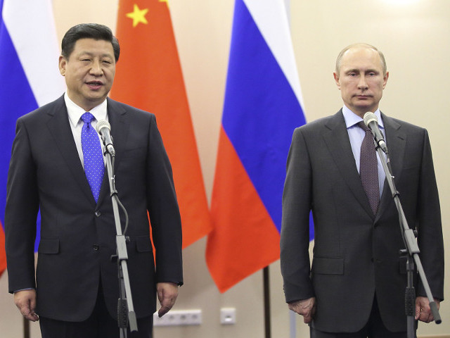 Президент России Владимир Путин вместе с председателем КНР Си Цзиньпином провели сеанс видеосвязи с командирами кораблей, сопровождавших вывоз компонентов химического оружия из Сирии