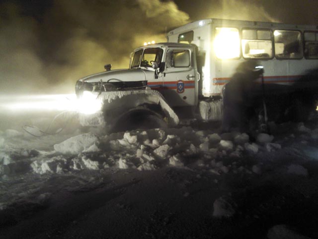 Спасатели вызволили из снега застрявших в якутской тайге ученых