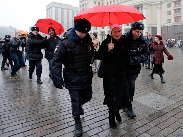 На Манежной площади в Москве задержали 40 человек с зонтами