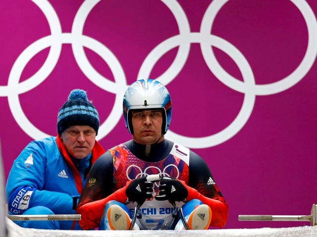 Российский саночник Альберт Демченко не смог сохранить лидерство после второй попытки олимпийского турнира в категории одиночных саней