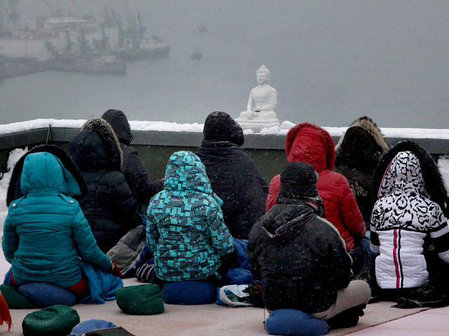 Буддисты медитировали в поддержку Орлиной сопки во Владивостоке