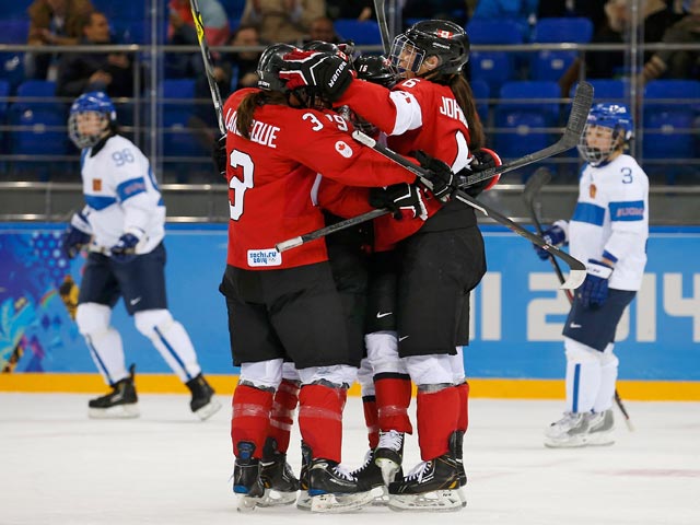 Женская сборная Канады по хоккею нанесла поражение команде Финляндии на Олимпиаде в Сочи и гарантировала себе и сборной США путевки в полуфинал турнира